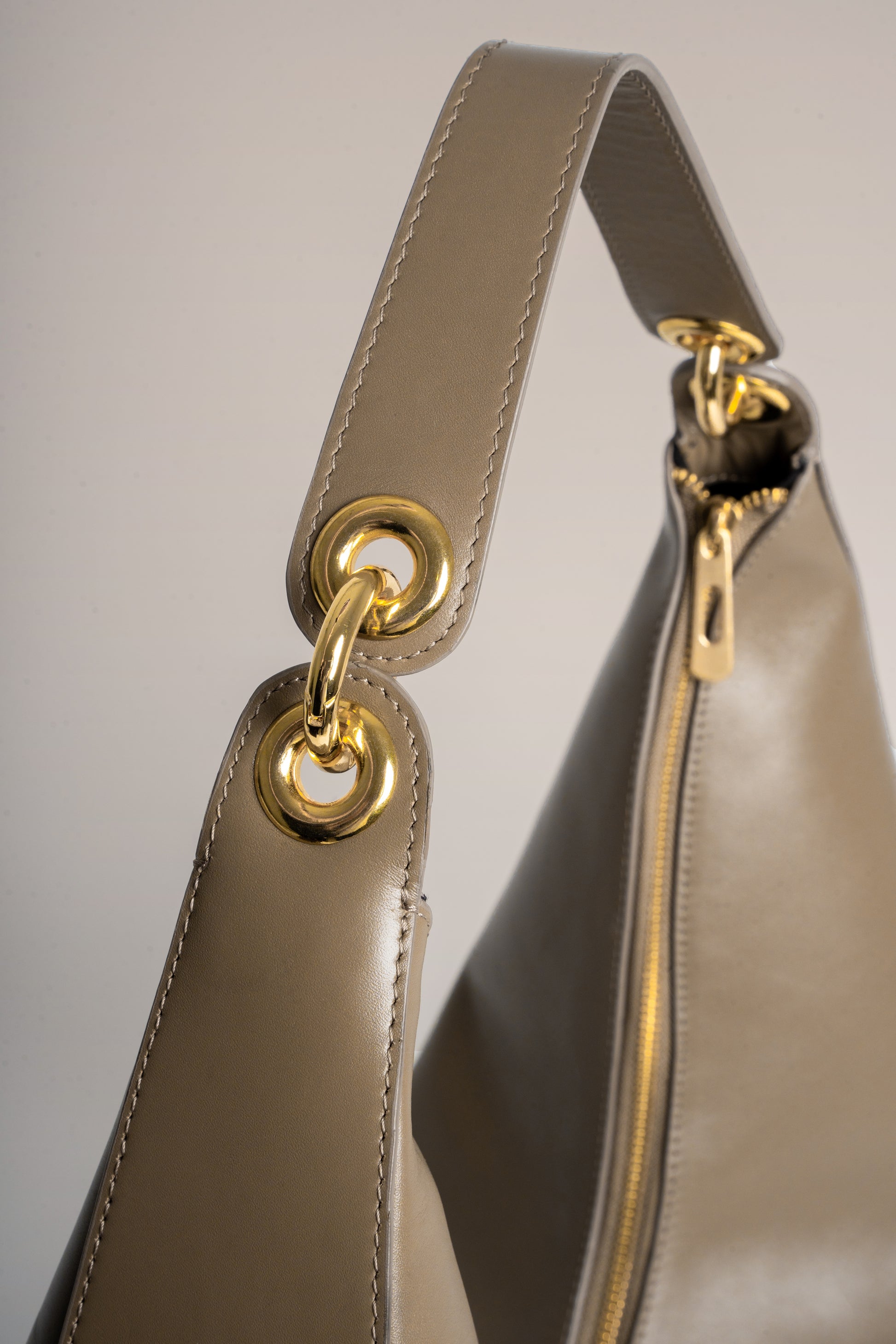 Carrie Medium – Greige